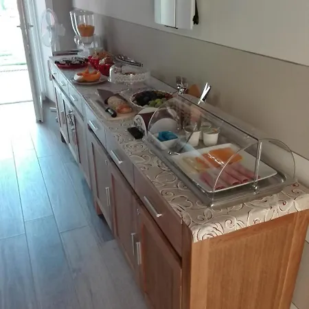 לינה וארוחת בוקר Eden קנוביו